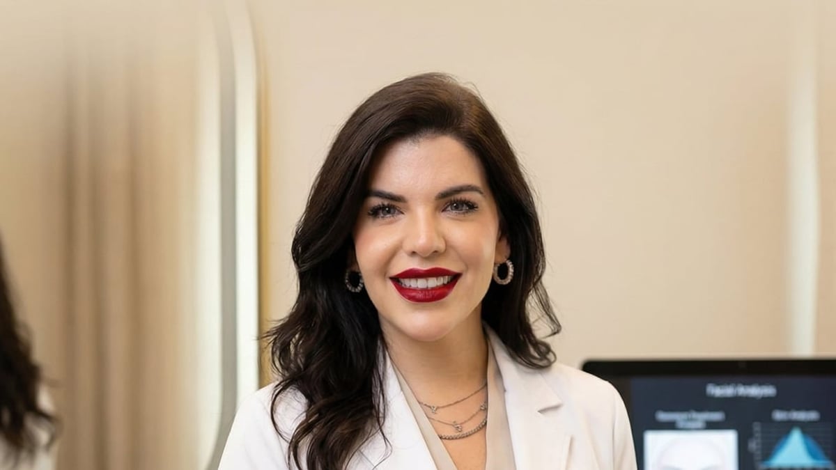 Dra. Erica Pinheiro ao lado de uma análise facial usada no planejamento da harmonização